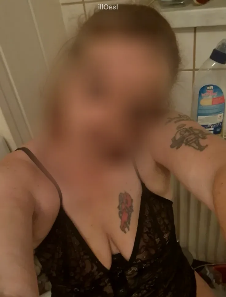Amina, 36