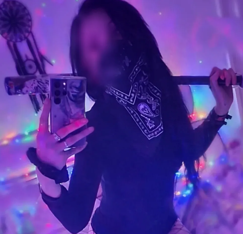 Elsa, 28